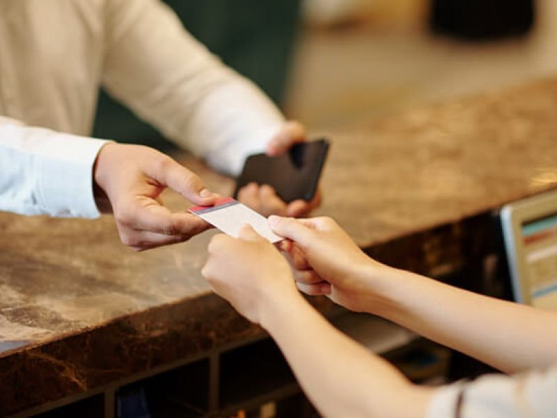 hospede em hotel pode receber visita